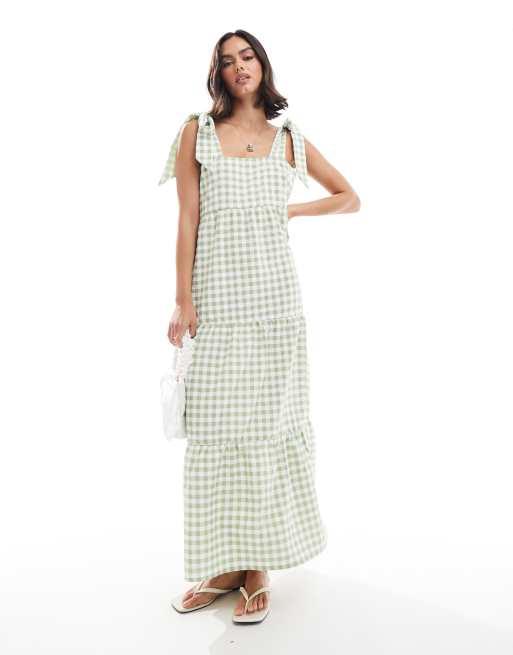 Vestido largo a cuadros vichy verde salvia escalonado con tirantes anudados de Miss Selfridge