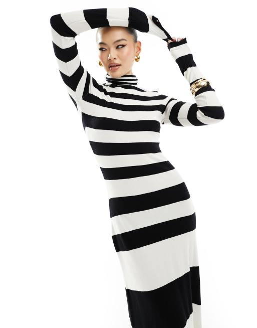 Vestido largo a rayas blancas y negras con cuello alto de punto