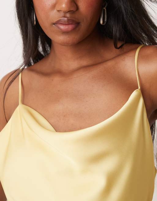 Vestido largo amarillo banana con cuello desbocado de satén de VILA, 3 de 4