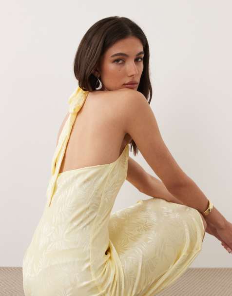 Vestido largo amarillo con cuello halter y diseño de palmeras de jacquard satinado de New Look - view 1