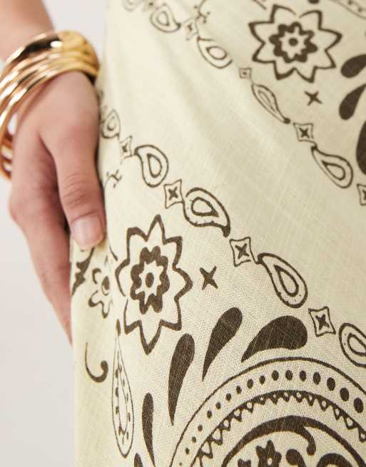 Vestido largo amarillo de corte al bies con estampado de bandana y cuello ancho de ASOS DESIGN, 3 de 4