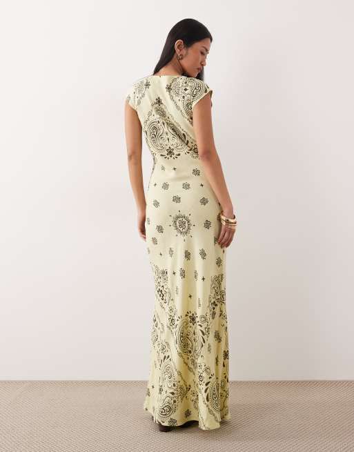 Vestido largo amarillo de corte al bies con estampado de bandana y cuello ancho de ASOS DESIGN, 4 de 4