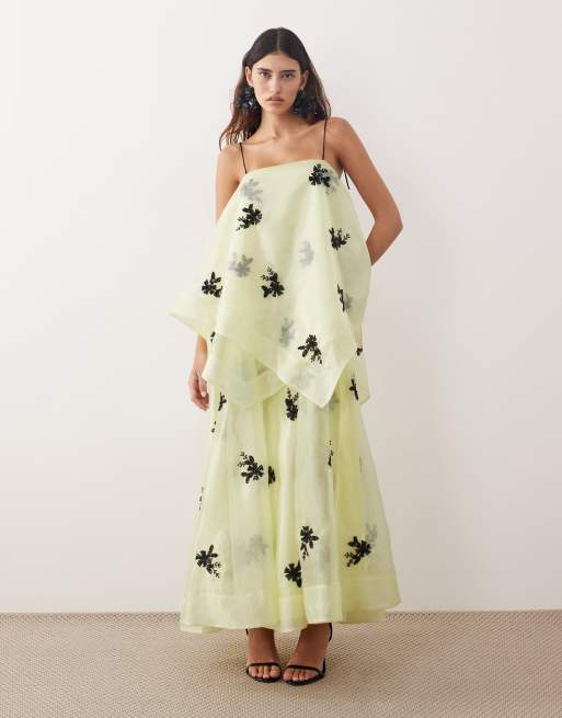 Vestido largo amarillo de corte trapecio con adornos florales de organza de ARRANGE