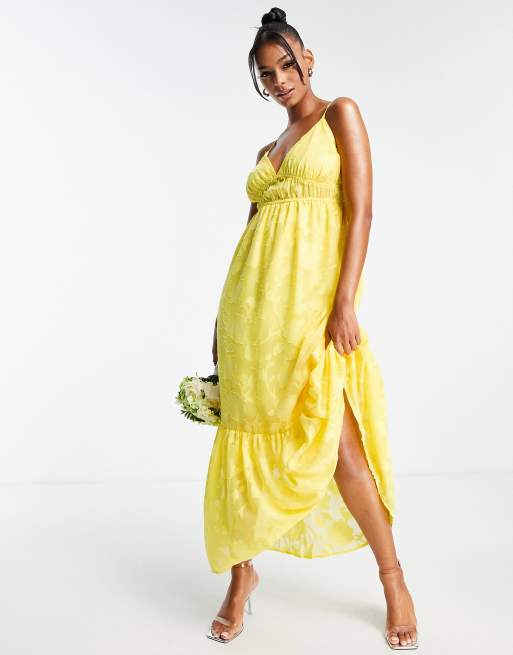 Vestido largo amarillo de tirantes con falda de corte amplio y estampado floral de chifón de Blume Bridal 