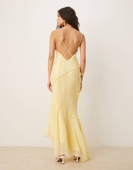 Vestido largo amarillo limón con cuello desbocado, diseño de tiras en la espalda y detalle de costuras de tejido suave de ASOS DESIGN, 2 de 4