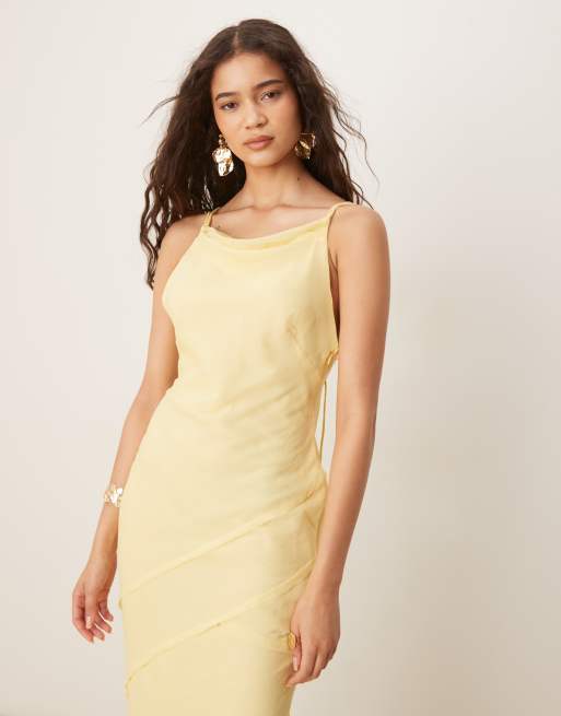 Vestido largo amarillo limón con cuello desbocado, diseño de tiras en la espalda y detalle de costuras de tejido suave de ASOS DESIGN, 4 de 4