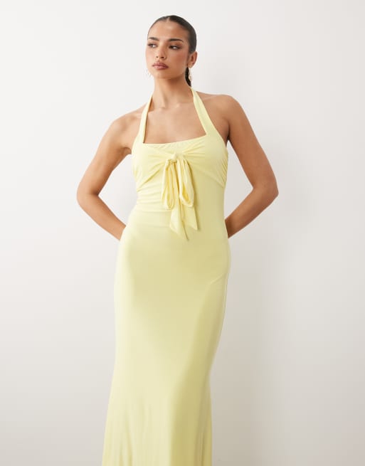 Vestido largo amarillo limón con cuello halter y lazada delantera de ASOS DESIGN, 4 de 4