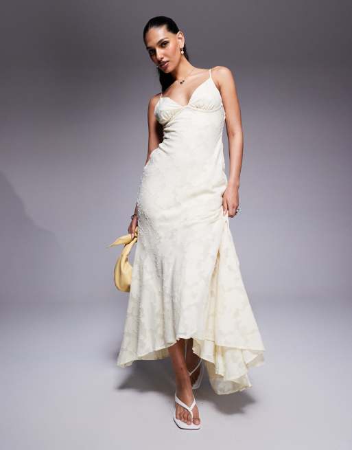 Vestido largo amarillo limón con espalda de tirantes cruzados y patrón floral texturizado de Princess Polly