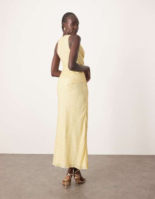 Vestido largo amarillo limón drapeado con detalle retorcido y adornos de cristal de ARRANGE, 4 de 4