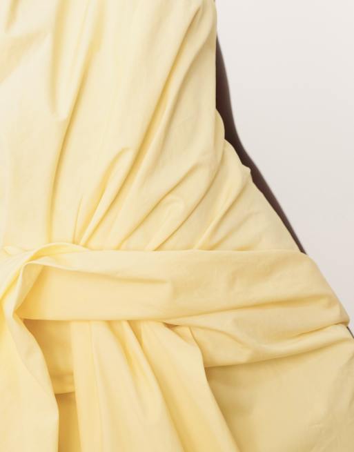Vestido largo amarillo limón estructurado con cuello halter y detalle drapeado de ARRANGE, 4 de 4