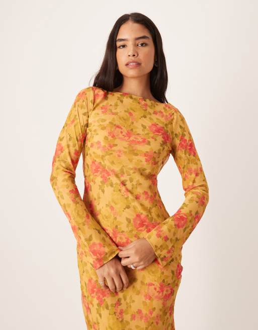 Vestido largo amarillo mostaza con mangas acampanadas y estampado floral de ASOS DESIGN, 2 de 4