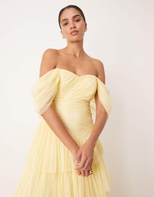Vestido largo amarillo pastel asimétrico con escote Bardot de tul de Lace & Beads, 2 de 4