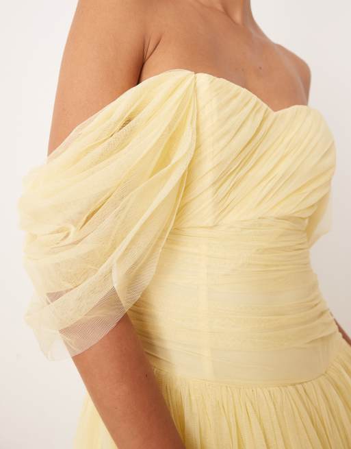 Vestido largo amarillo pastel asimétrico con escote Bardot de tul de Lace & Beads, 4 de 4