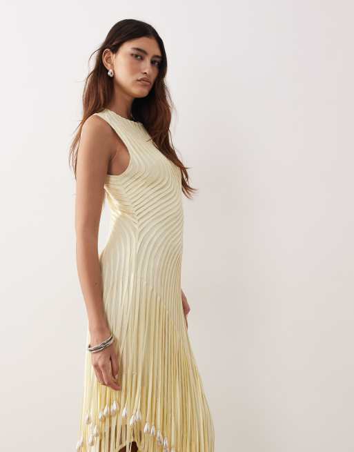 Vestido largo amarillo pastel con bajo de flecos y perlas lineales onduladas de ARRANGE, 2 de 4