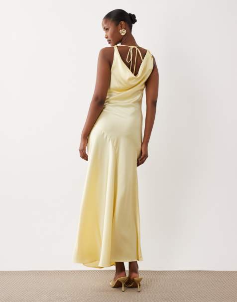 Vestido largo amarillo pastel con cuello halter desbocado de satén de VILA - view 1