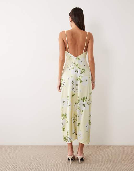 Vestido largo amarillo pastel con estampado floral y cuello desbocado de satén de VILA, 2 de 4