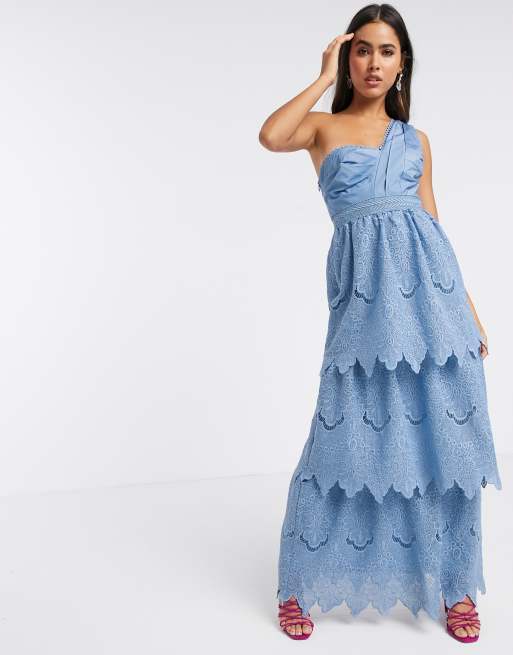 Vestido largo asimétrico con diseño escalonado de encaje azul de ASOS DESIGN