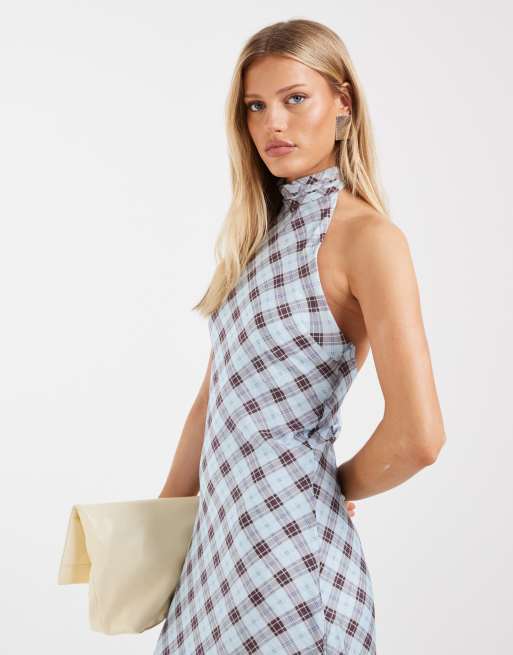 Vestido largo azul a cuadros con cuello halter subido de chifón de ASOS DESIGN, 2 de 4
