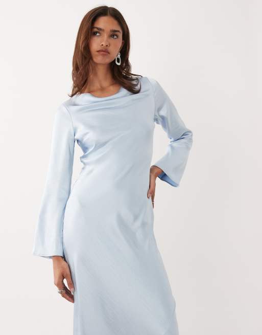 Vestido largo azul claro acampanado de manga larga de satén de TFNC, 2 de 4