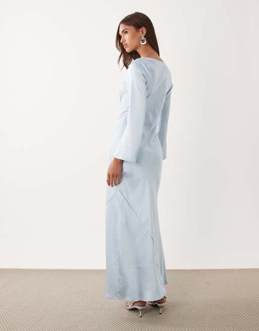 Vestido largo azul claro acampanado de manga larga de satén de TFNC, 4 de 4