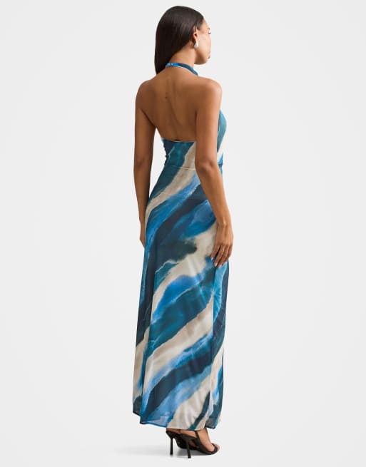 Vestido largo azul con estampado abstracto y cuello halter de punto liso de Forever New, 3 de 3
