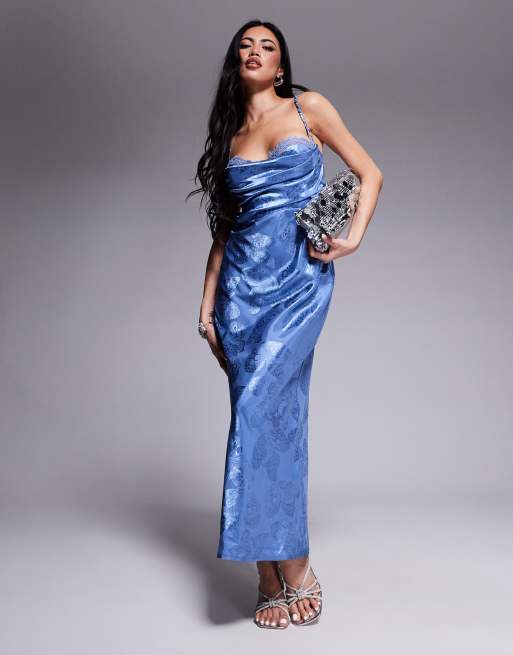 Vestido largo azul con estampado de mariposas, detalle de tiras en la espalda descubierta y pecho fruncido de satén de Rare London
