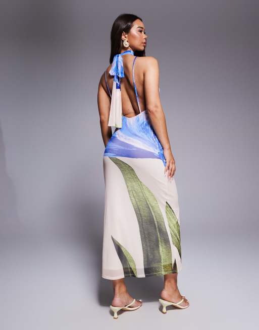 Vestido largo azul con estampado floral, cuello halter, espalda