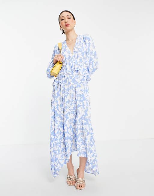 Vestido largo azul con estampado floral y volantes de Y.A.S