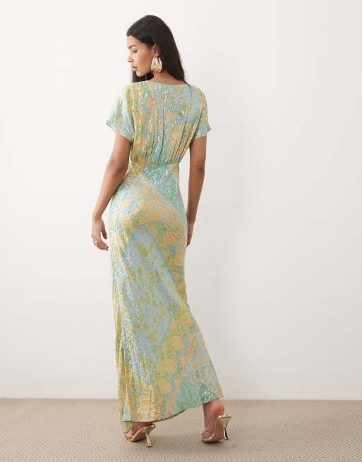 Vestido largo azul de corte al bies con cuello de pico y estampado dorado de Never Fully Dressed, 3 de 4