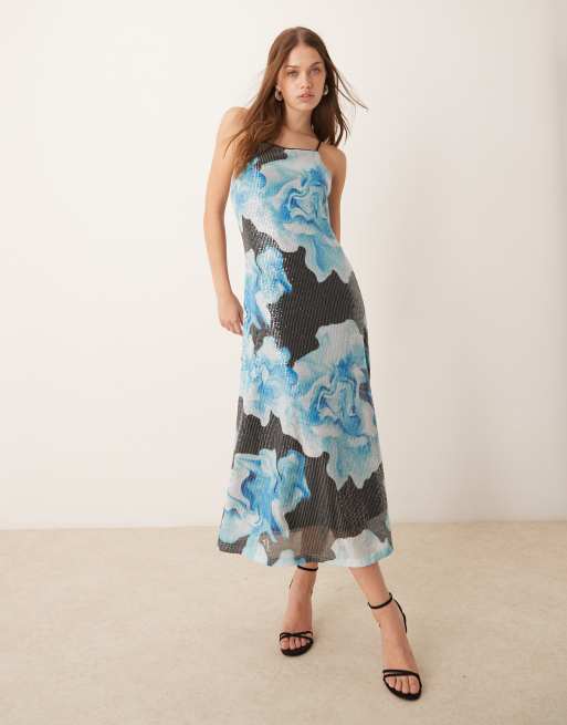 Vestido largo azul de tirantes con estampado floral extragrande de lentejuelas de YAS