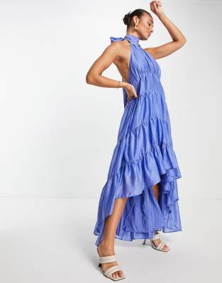 Vestido largo azul escalonado con cuello halter y lazada en la espalda de de ASOS DESIGN | ASOS