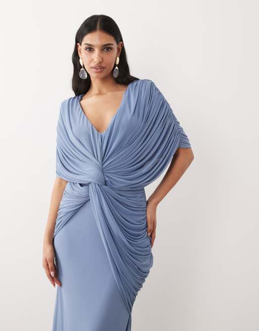 Vestido largo azul escotado con capa y detalle retorcido de ASOS DESIGN, 3 de 4