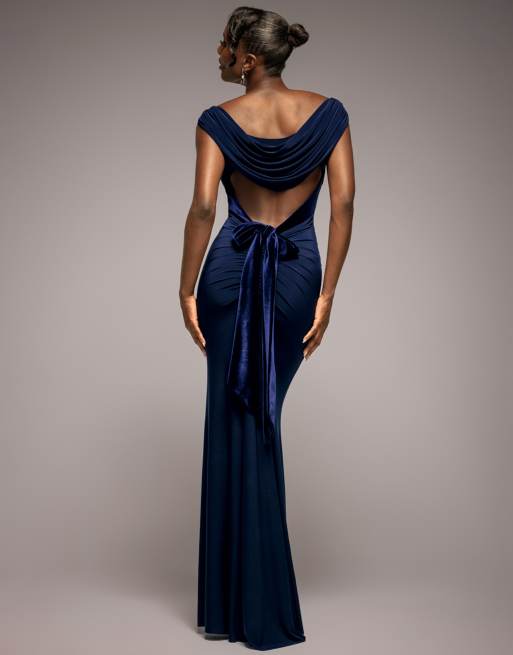 Vestido largo azul marino con cuello desbocado fruncido y lazo de terciopelo y abertura en la espalda de Goddiva