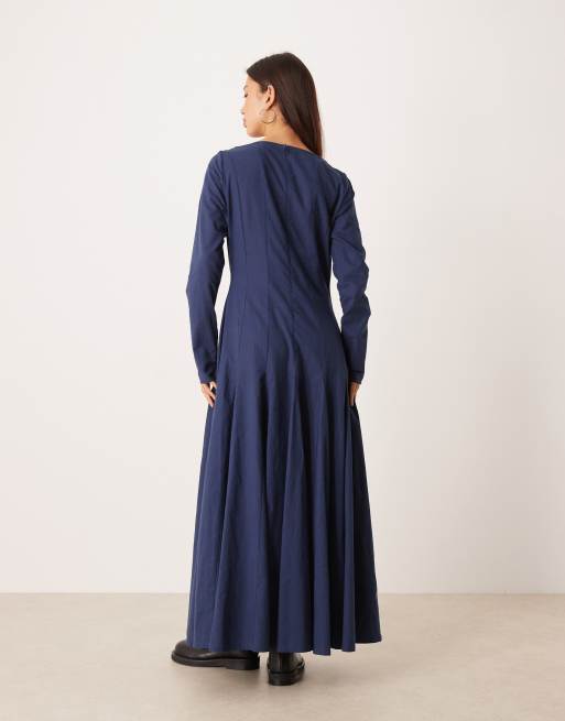 Vestido largo azul marino con cuello recto y falda de corte amplio de ASOS DESIGN, 4 de 4
