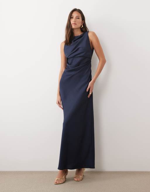 Vestido largo azul marino con cuerpo drapeado y espalda desbocada de satén de ASOS DESIGN, 2 de 4
