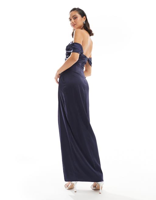 Vestido largo azul marino con escote Bardot de satén de TFNC, 4 de 4