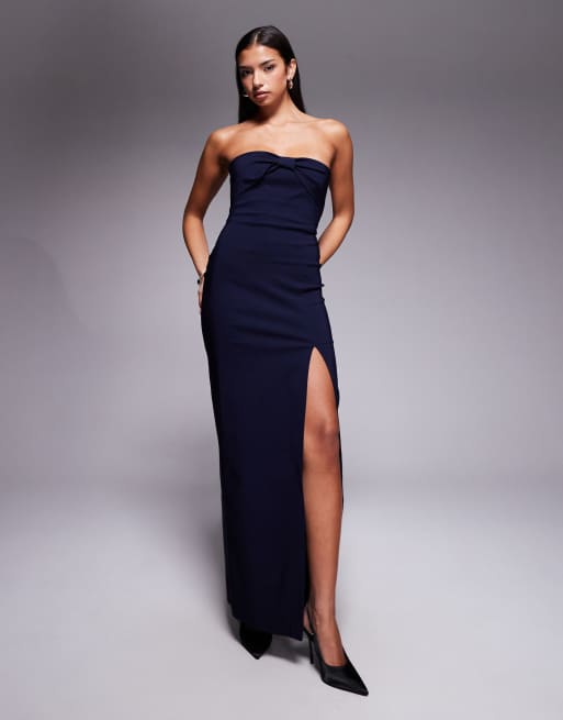 Vestido largo azul marino con escote palabra de honor, abertura hasta el muslo y detalle de lazo en la parte delantera de Vesper
