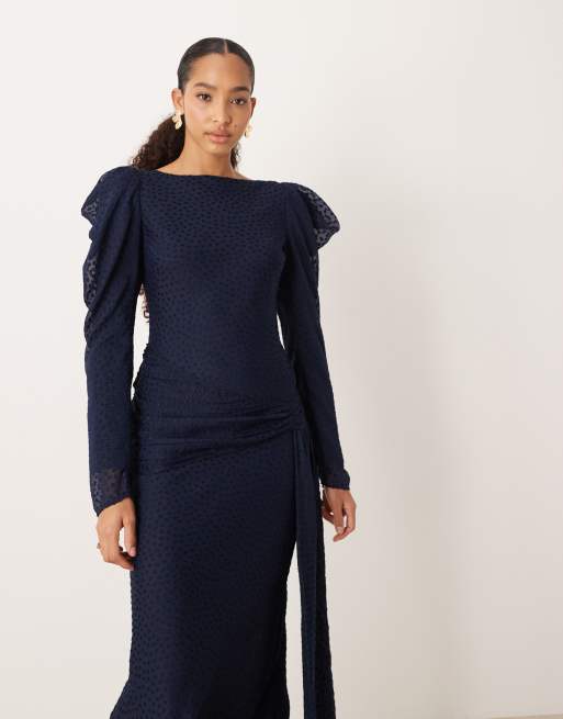 Vestido largo azul marino con hombros drapeados de plumeti de ASOS DESIGN, 2 de 4