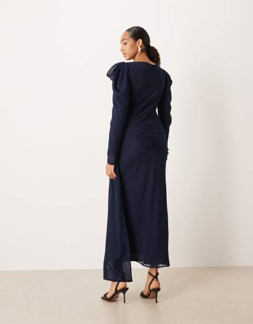Vestido largo azul marino con hombros drapeados de plumeti de ASOS DESIGN, 3 de 4