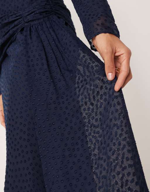 Vestido largo azul marino con hombros drapeados de plumeti de ASOS DESIGN, 4 de 4