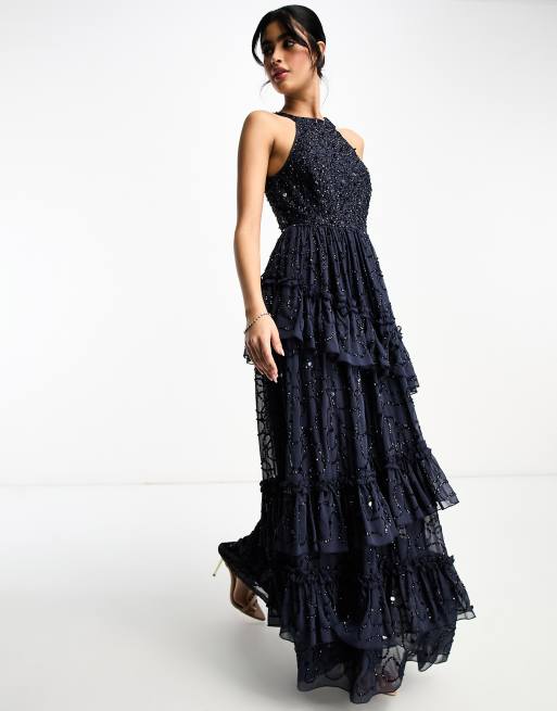 Vestido largo azul marino escalonado con diseño adornado y detalle de volante premium de Maya