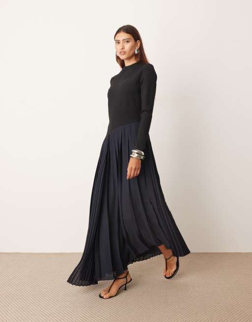 Vestido largo azul marino y negro estructurado de estilo deportivo con falda plisada de tejido en contraste de ARRANGE