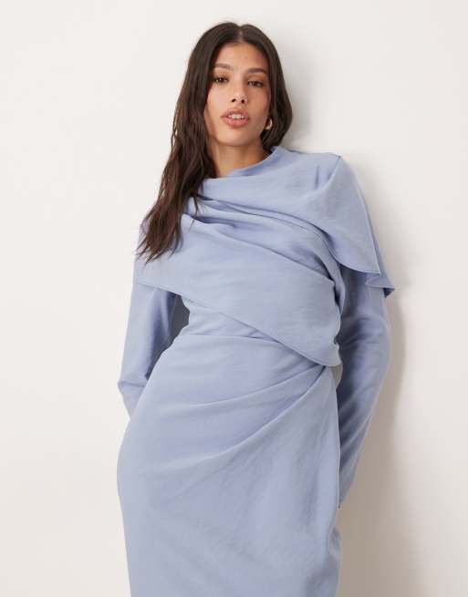 Vestido largo azul medio con cuello subido y cuerpo drapeado de ASOS DESIGN Tall, 2 de 4