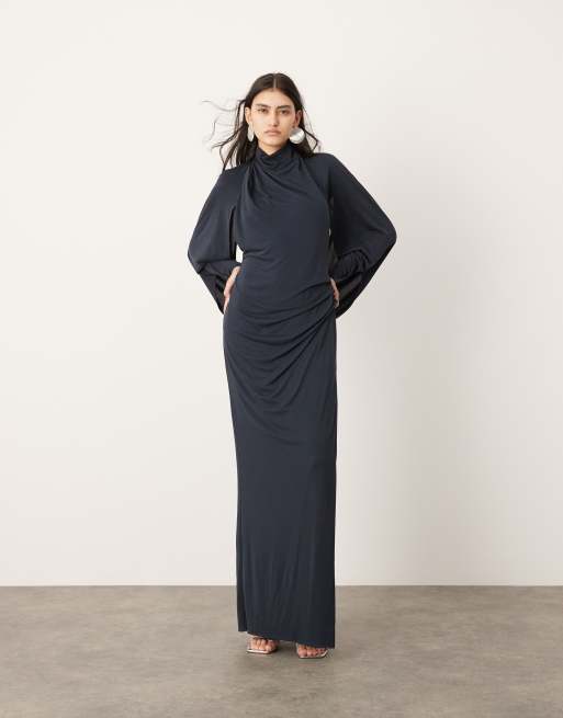 Vestido largo azul oscuro con cuello alto y espalda desbocada premium de ASOS EDITION, 4 de 4