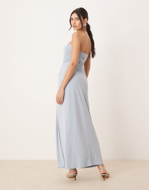 Vestido largo azul pálido fruncido sin tirantes de Forever New, 4 de 4