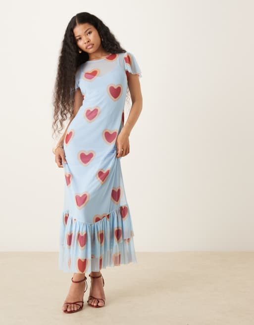 Vestido largo azul pastel con estampado de corazones, mangas acampanadas y volantes de malla de Never Fully Dressed Petite, 3 de 4