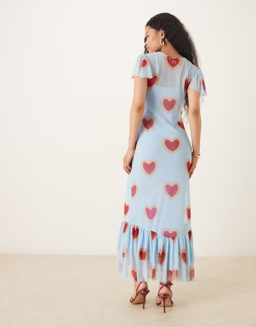 Vestido largo azul pastel con estampado de corazones, mangas acampanadas y volantes de malla de Never Fully Dressed Petite, 4 de 4