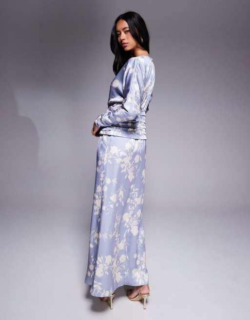 Vestido largo azul pastel con estampado floral y mangas murciélago de satén de Daska, 2 de 4
