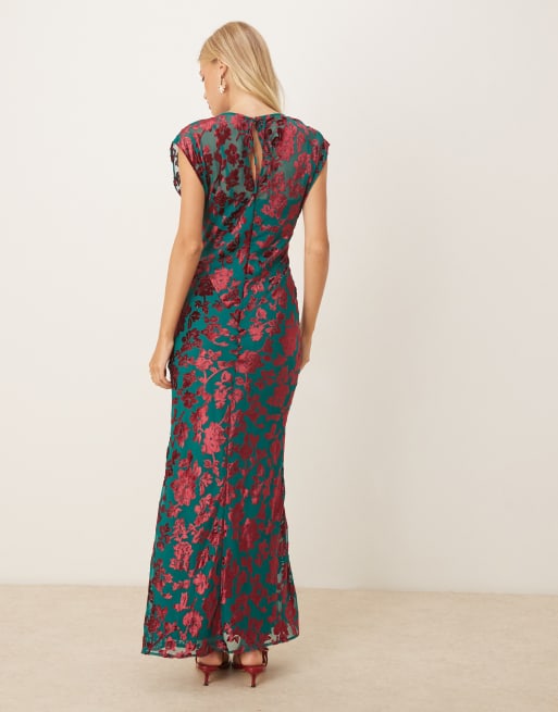 Vestido largo azul sin mangas con estampado floral rojo y cuello redondo de devoré de terciopelo de ASOS DESIGN, 3 de 4