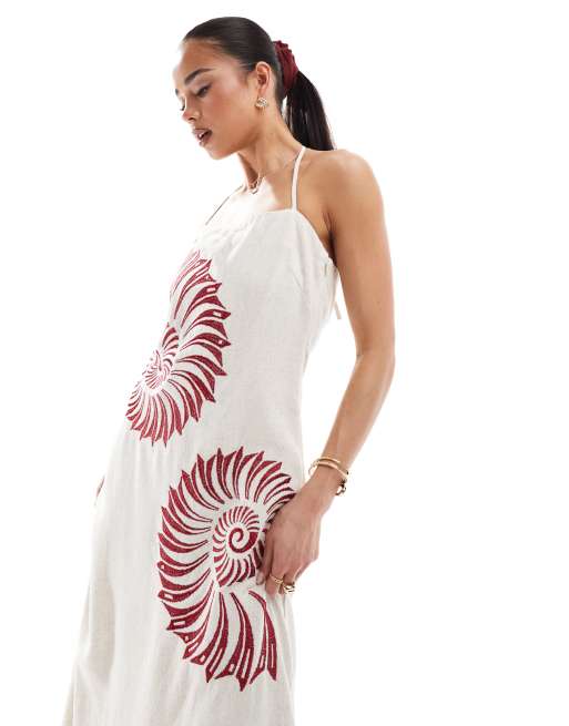 Vestido largo beis con cuello halter y bordado de concha marrón de